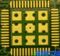 這個(gè)通孔的設(shè)計(jì)勉強(qiáng)可以接受，只剩下正中間一個(gè)通孔沒(méi)有塞孔，而且孔徑也變小了。