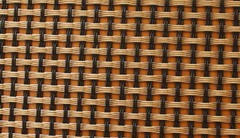 圖片只是示意圖，并不是真正的玻纖布，基本上由經(jīng)緯兩股材料交錯編織而成，經(jīng)緯的交錯間如果有空隙，就容易藏水分，所以一般會以透氣性來檢查其密合度。