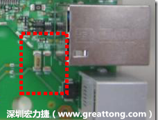 有人認為電容旁邊已經有螺絲將電路板固定于機殼上了，不應該發(fā)生電路板彎曲的現(xiàn)象才對。