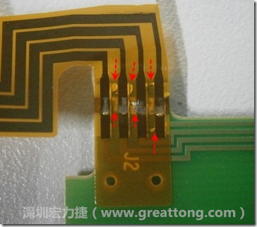 這張圖所顯示的，PCBA工廠實(shí)際進(jìn)行HotBar(熱壓熔錫焊接)焊接的時(shí)候，經(jīng)常會(huì)出現(xiàn)這類焊墊之間短路的問題，下面的圖示為比較嚴(yán)重的案例，大部分都只有部份溢錫，但這對(duì)品質(zhì)信賴杜已經(jīng)產(chǎn)生了及大的為害，既使現(xiàn)在測(cè)試沒有出現(xiàn)問題，難保在高溫膏濕的環(huán)境下不會(huì)出現(xiàn)電子遷移(Electromigration)的現(xiàn)象。