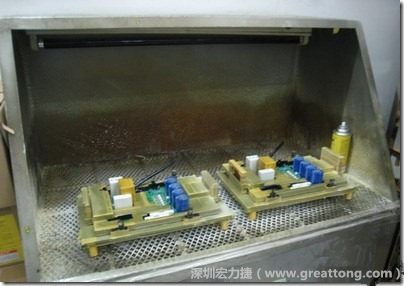使用噴涂(Spraying)方式作業(yè)conformal coating時(shí)，需設(shè)備抽真空的設(shè)備，否則噴涂的物質(zhì)會(huì)飄散到空氣當(dāng)中，影響人體的健康。