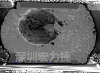 錫球氣泡大到足以影響到焊接的品質(zhì)，下圖是錫球切片后的剖面，可以很明顯看到氣泡已經(jīng)有錫球的 1/3 大了