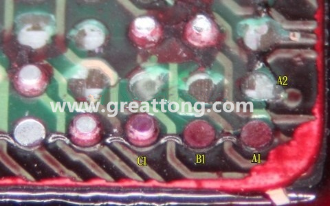 下圖是紅墨水測試后將PCB板子拿回來側(cè)一個(gè)角度拍攝的照片，就可以很清楚的看到錫球黏在PCB端，或不在PCB端。