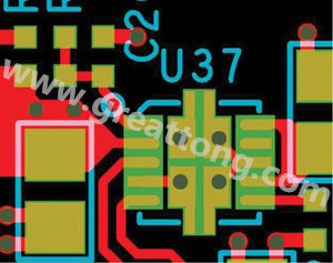 因孔徑過大，焊料沿孔壁爬溢流出
