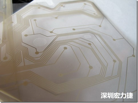 下面第二個(gè)圖則是另一片也有著按鍵線路的PTF，當(dāng)上、下兩面PTF的按鍵結(jié)點(diǎn)互相接觸后就可以計(jì)算出是哪個(gè)按鍵被按下了。可是當(dāng)按鍵沒有按下時(shí)，上下兩片PTF的線路則是分開的，所以上圖那片PTF的線路上面其實(shí)還另外覆蓋了另一層透明的PET作為絕緣層，只露出了需要在鍵盤按下時(shí)才會(huì)碰觸的接觸點(diǎn)，因?yàn)檫@些材質(zhì)使用的都是Polymer，所以才撐這樣的技術(shù)為Polydome(聚合簧片)。