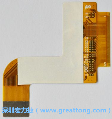 FPCB并非可無限制撓曲，為避免過度撓曲拉扯造成銅箔斷裂，一般在較長條型板材會貼附補(bǔ)強(qiáng)貼片。