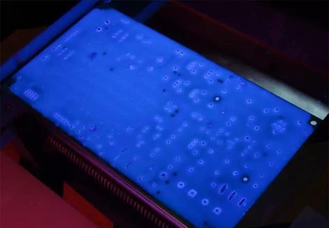 經(jīng)過(guò)涂覆工藝后的PCB，在紫光燈下的拍攝效果，原來(lái)coating也可以這么美！