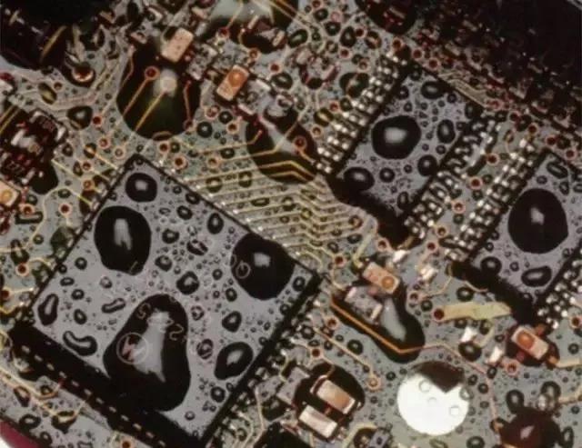 經(jīng)過(guò)涂覆工藝后的PCB，在表面形成透明的保護(hù)膜，能有效防止水珠和潮氣侵入，避免漏電和短路。