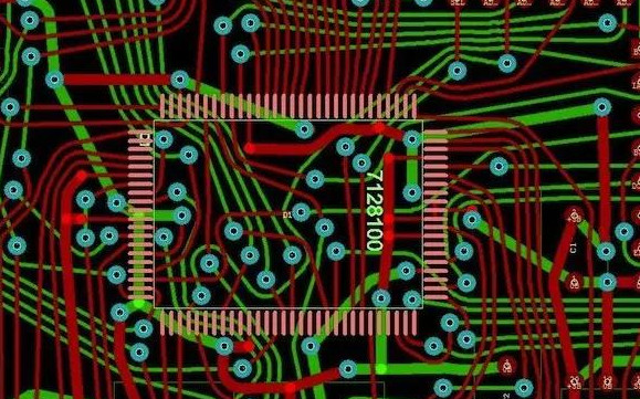 底圖：同樣的設(shè)計(jì)但采用了任意角度的布線。
