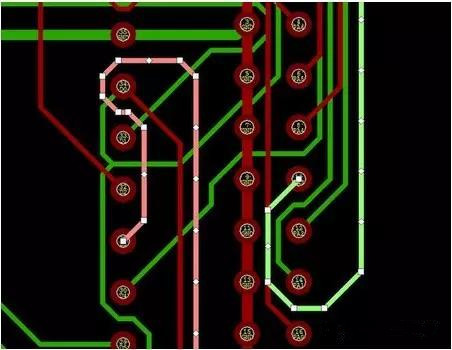 通過(guò)自動(dòng)優(yōu)化導(dǎo)線形狀消除導(dǎo)線打彎(用線段近似弧線只是為了顯示沒(méi)有弧線的任何角度例子)。