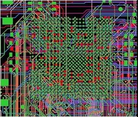 圖18：BGA布線。(頂部)傳統(tǒng)的自動(dòng)布線器。38個(gè)網(wǎng)絡(luò)沒(méi)有完成布線。(底部)任意角度的拓?fù)涫阶詣?dòng)布線器。所有網(wǎng)絡(luò)都完成了布線。