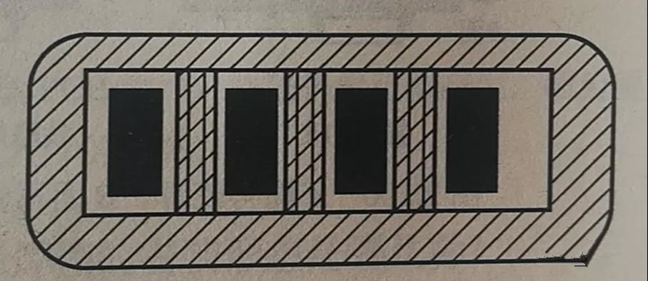 在兩個(gè)焊盤之間有導(dǎo)線通過時(shí)，應(yīng)采取PCB阻焊設(shè)計(jì)，以防止焊接短路